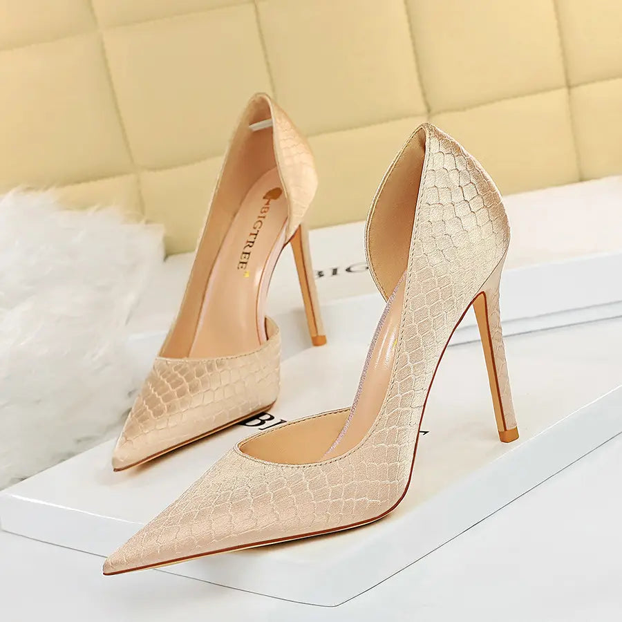 Gold Point pointed shoe pumps heels cream snake skin